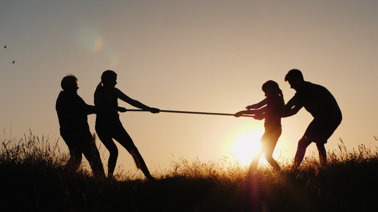 여러 세대의 가족이 줄다리기에서 경쟁할 것입니다.