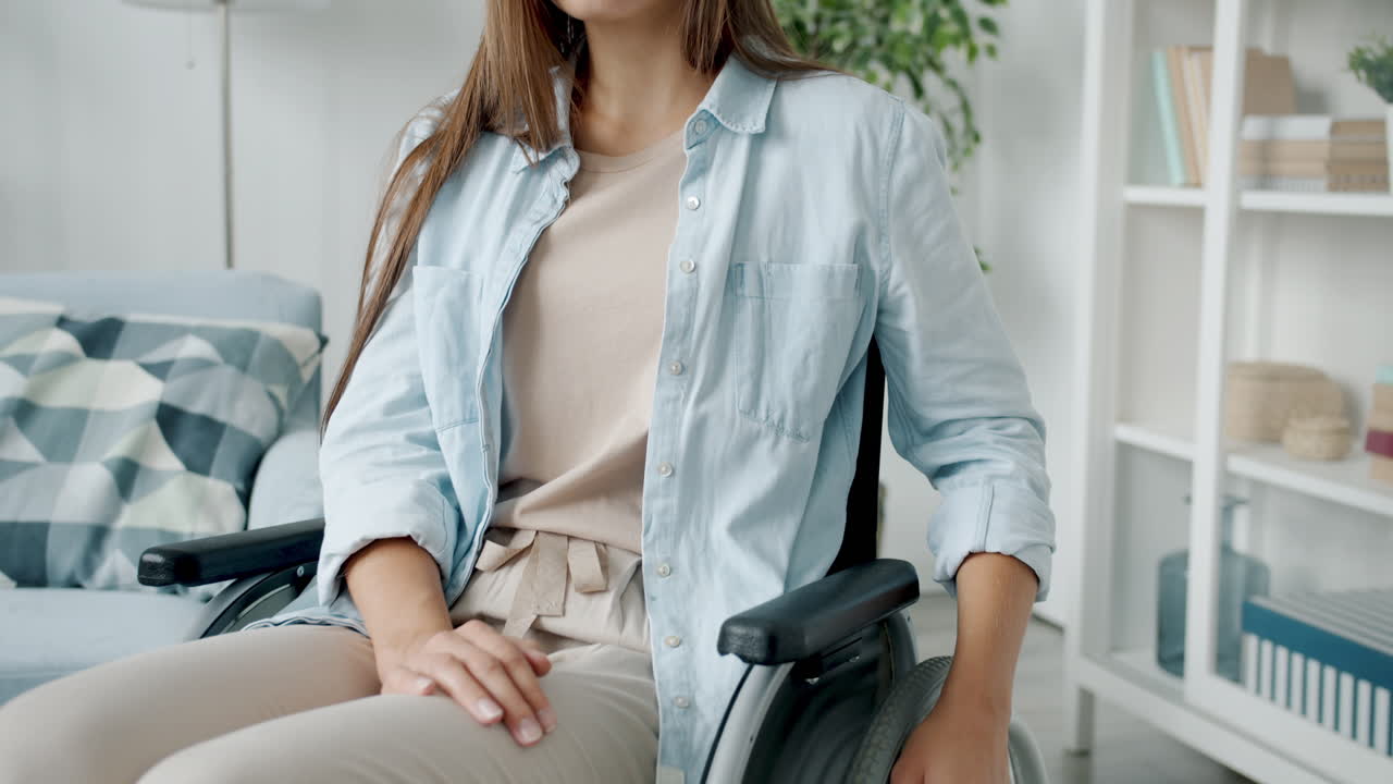 mujer en silla de ruedas