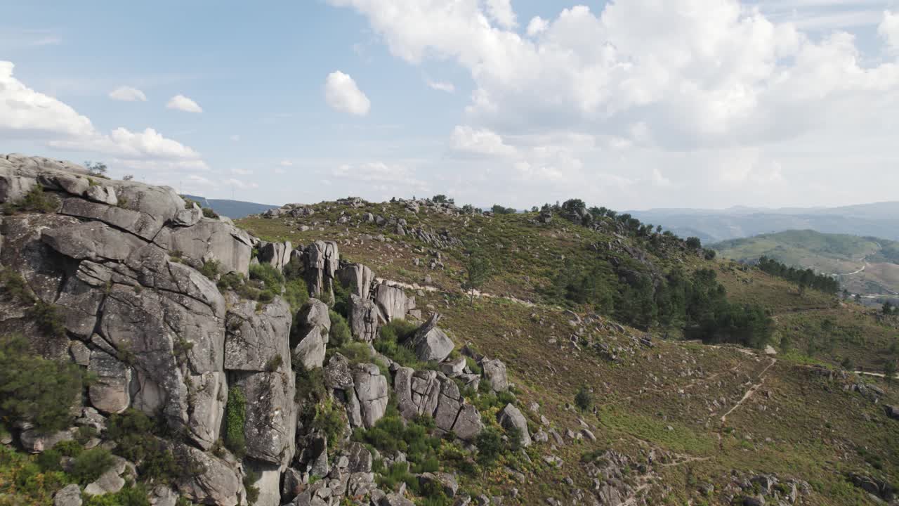vista aérea delantera de la cresta de la montaña en un extenso horizonte