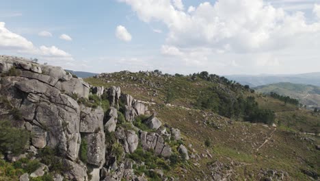 在廣<unk>的地平線上的山脊的空中前景