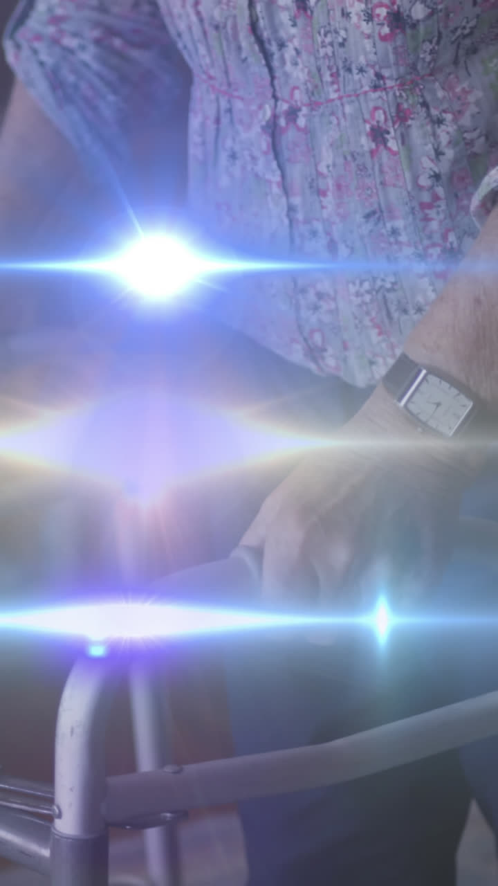 ⁇ 는 프레임을 사용하여 고령 여성의 중간 부분을 가로질러 움직이는 빛의 애니메이션