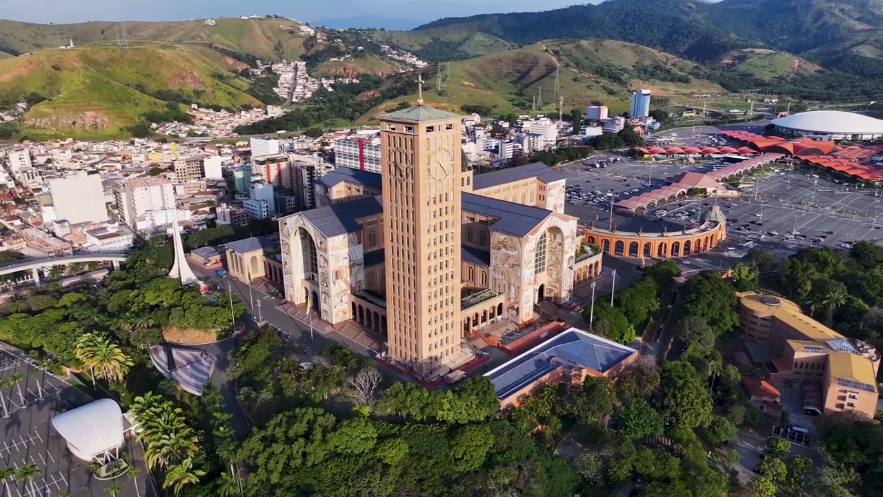 Aparecidan Neitsyt Marian basilika São Paulossa, Brasiliassa. Uskonnollinen maisema. Neitsyt Marian basilika. Aparecida São Paulossa, Brasiliassa. Kulttuuriperinnön siluetti. Katolinen kirkko. Uskonnollinen matkailu
