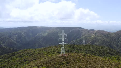 antena de torre de electricidad para transportar energía a través de cables en las montañas