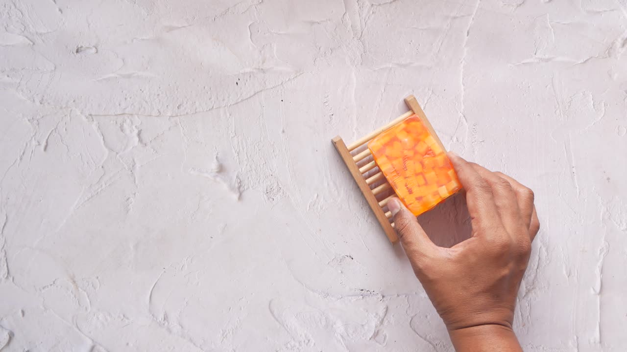 Sapone all'arancia artigianale in portasapone di legno