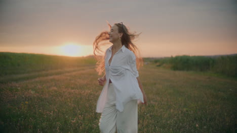 Mujer-Alegre-Corriendo-Hacia-El-Sol-Al-Anochecer