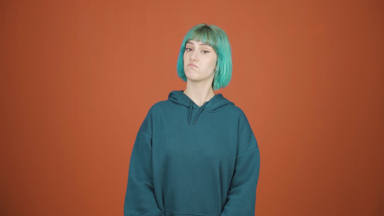 la joven a la que no le gustan las noticias que escucha no las aprueba.