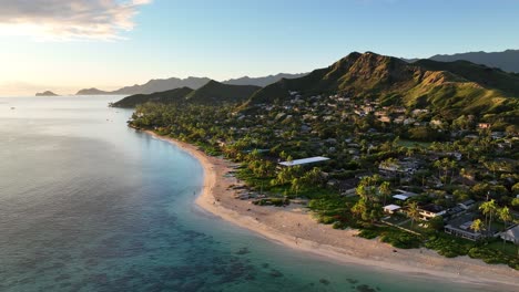 Schwenkaufnahme,-Vogelperspektive,-Luftdrohne-Von-Lanikai-Beach-Und-Den-Mokulua-Inseln-In-Lanikai,-Hawaii,-Bei-Sonnenaufgang,-Wunderschönes,-Klares-Strandwasser,-Palmen,-Kanus,-Riffparadies,-Direkt-Am-Meer-Gelegene-Grundstücksriffe