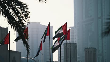 las banderas de los emiratos árabes unidos ondean con orgullo en el aire durante las celebraciones del día nacional de los eau.