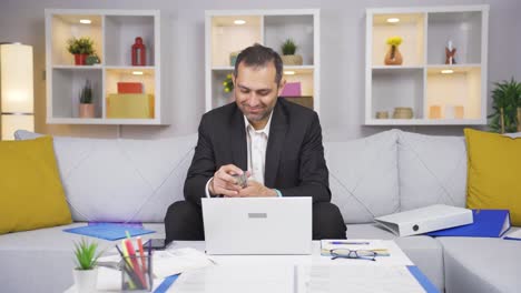 trabajador de oficina en casa hombre orgulloso, dinero felicidad.