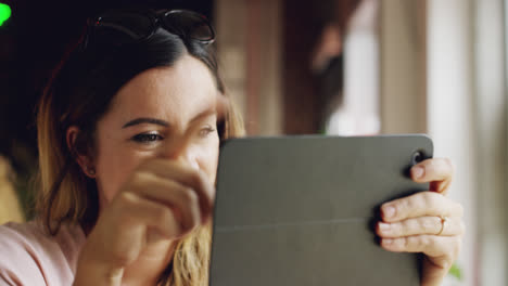 Schöne-Junge-Frau-Mit-IPad-Tablet-Touchscreen-Im-Café