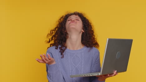 mujer usar computadora portátil escribir navegación trabajando, pierde ser sorprendido resultados repentinos de la lotería, malas noticias
