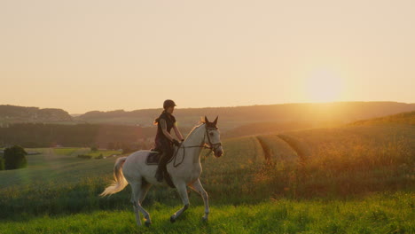 Eine-Frau-Galoppiert-Im-Sonnenaufgang-Auf-Einem-Weißen-Pferd