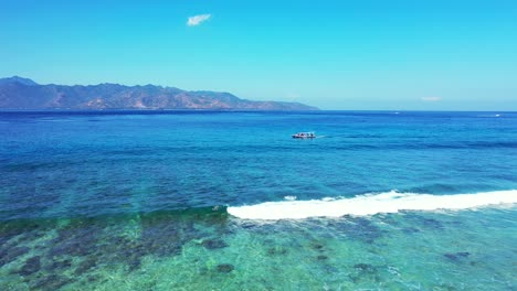 Barcos-Navegando-En-El-Océano,-Concepto-De-Isla-En-Isla