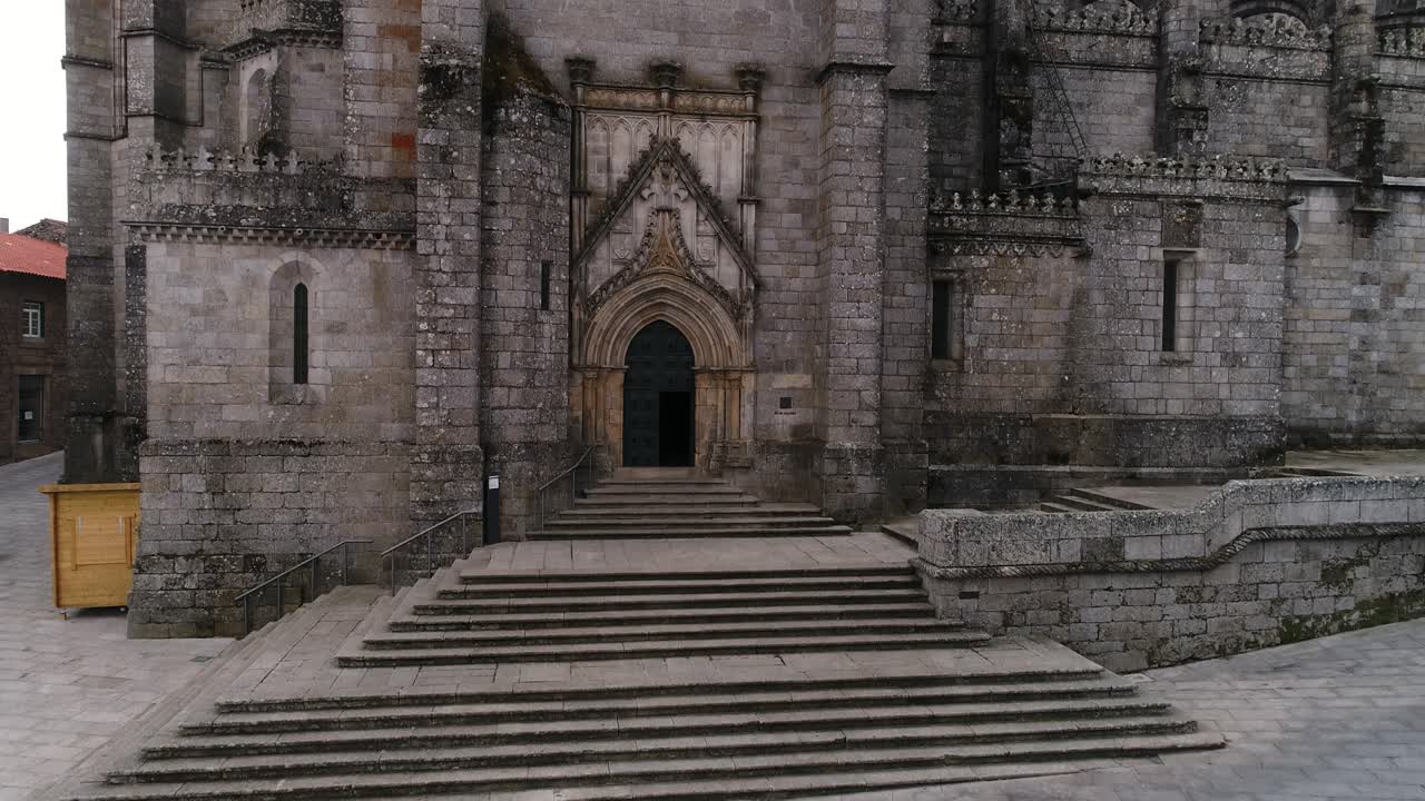 catedral y ciudad de guardia en portugal vista aérea