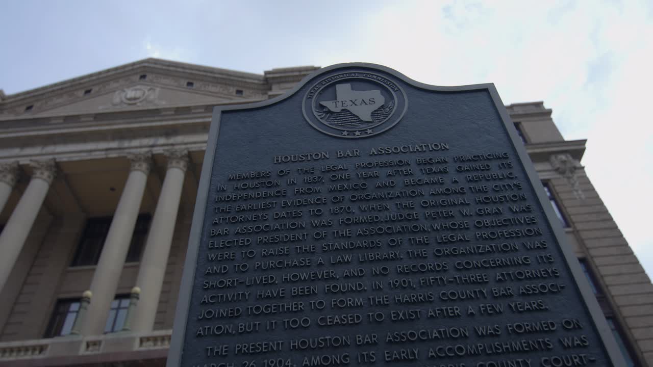 텍사스 주 휴스턴에 있는 유서 깊은 해리스 카운티 1910 법원의 낮은 각도