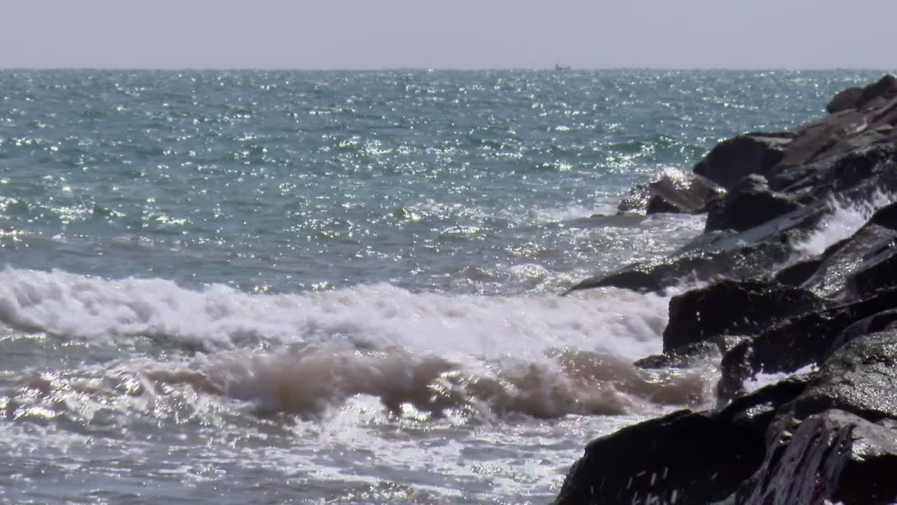 바위에 부서지는 파도