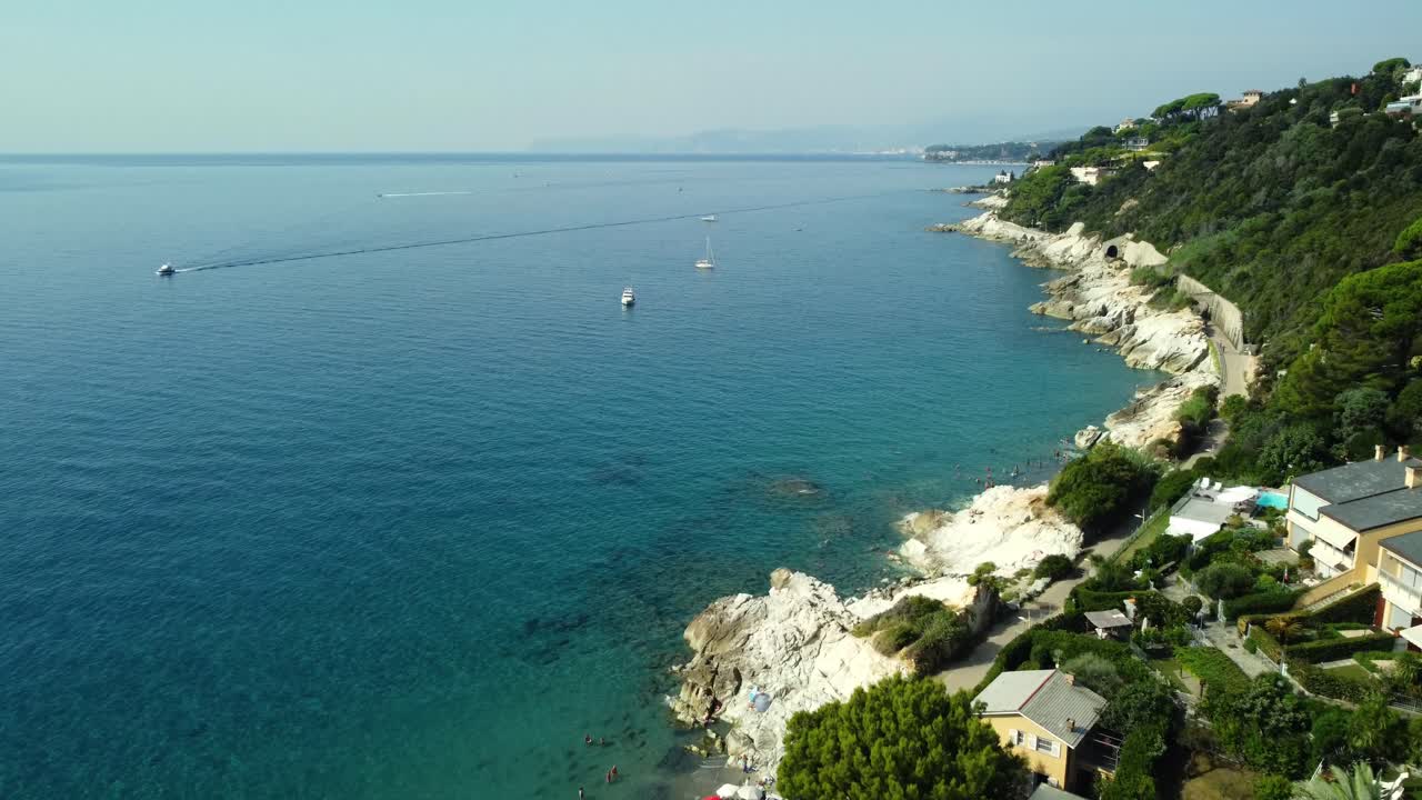 배 와 사람 들 이 있는 해변 의 공중 풍경