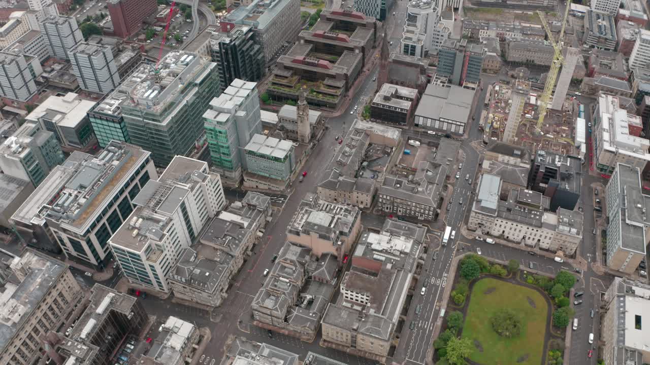 un dron en ascenso disparó sobre las calles de la cuadrícula del centro de la ciudad de glasgow