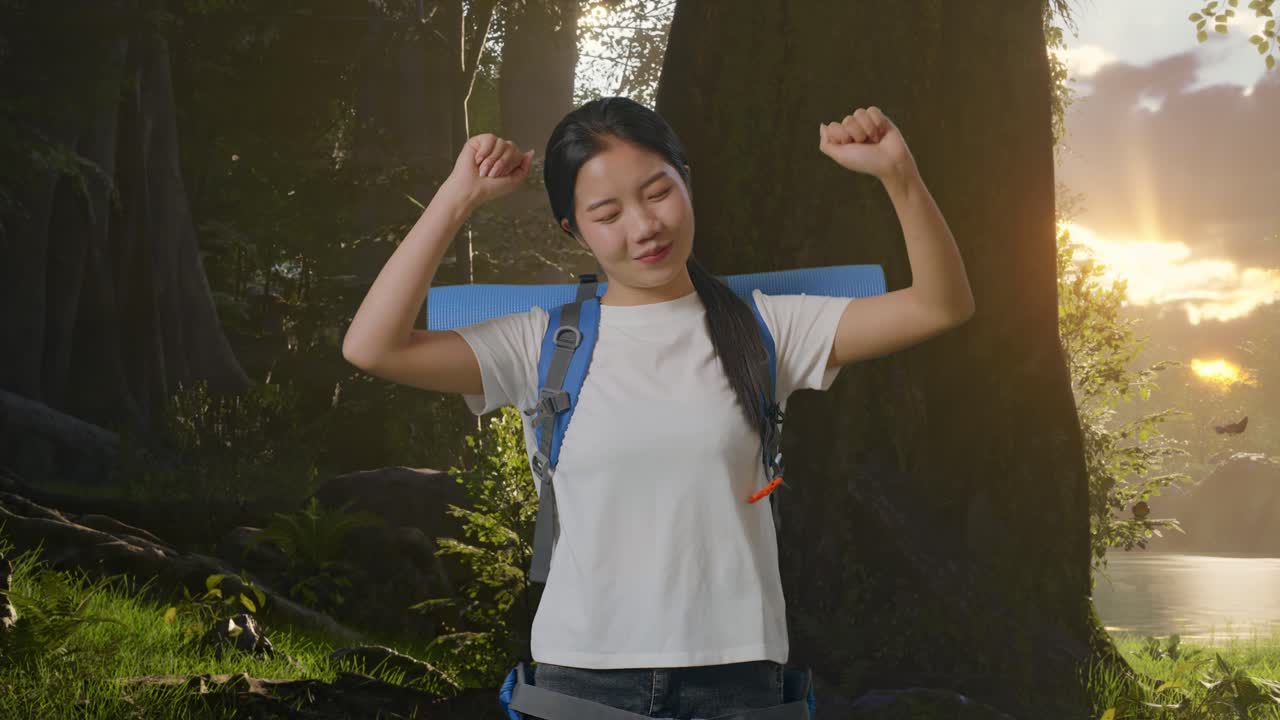 산악 배 을 들고 있는 아시아 여성 산책자 는 숲 의 자연 을 탐험 하는 동안 춤 을 즐긴다