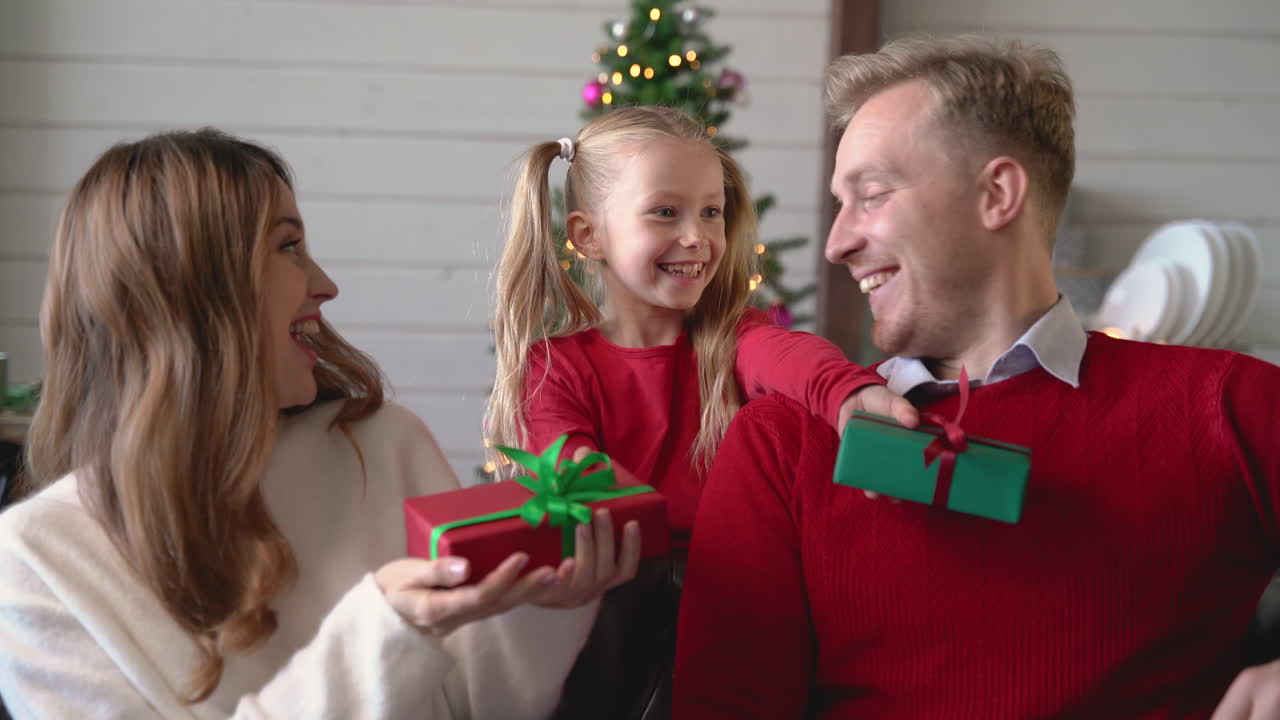 집에서 소파에 앉아 몇