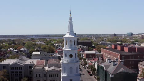 fotografía aérea de primer plano de la aguja en la cima de la iglesia de san miguel en charleston, carolina del sur