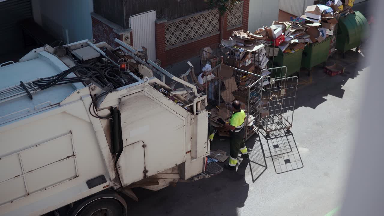 camión de basura y trabajadores que recogen materiales reciclables