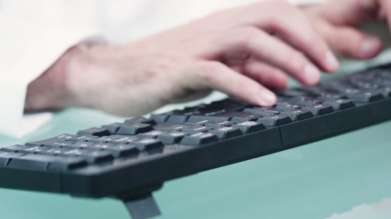 las manos escribiendo en un teclado
