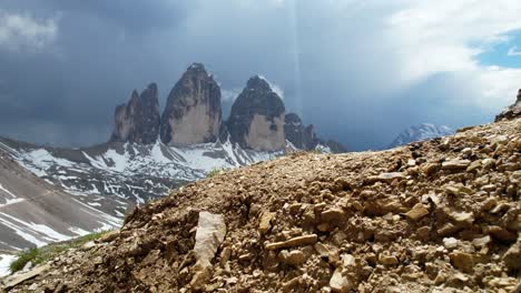 Toma-Estática-De-Tre-Cime-Dilavaredo-Desde-El-Suelo,-Dolomitas,-Italia.