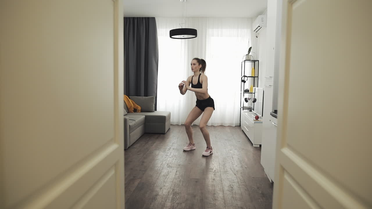Donna che fa squat a casa