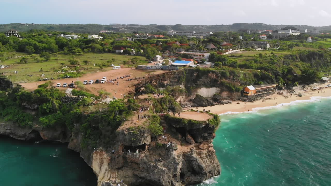 Drone in ascesa che riprende la scogliera Balangan Wedding Cliff e la spiaggia Balangan Beach a Bali.