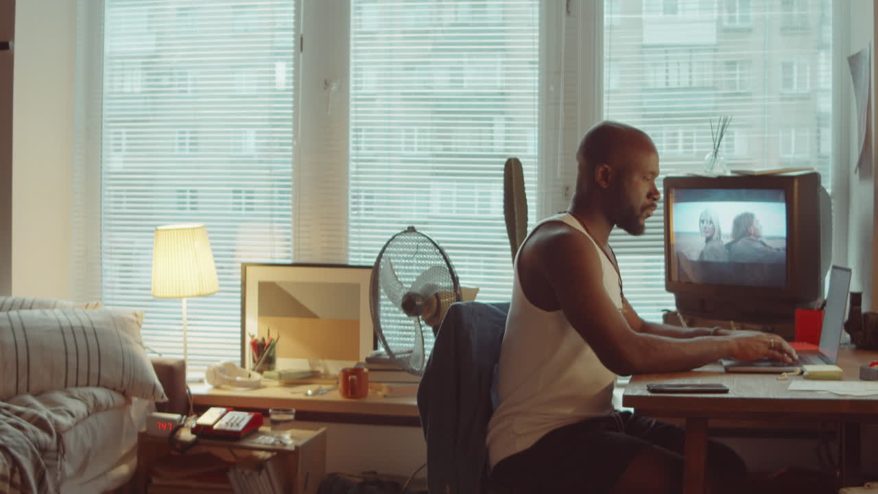 hombre afroamericano usando una computadora portátil en casa