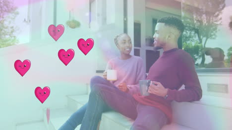 animación de los corazones sobre feliz pareja diversa bebiendo té en casa