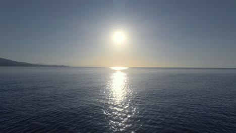 bucle cinematográfico de olas oceánicas en una mañana clara y soleada