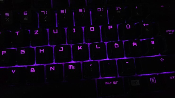Liu'uta yli LED-näppäimistön.