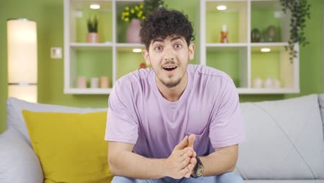 un joven mirando a la cámara diciendo "wow".
