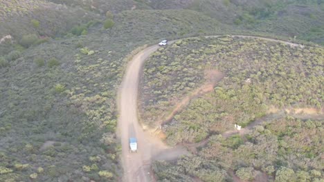 2-Jeep-Wranglers-Blancos-Conduciendo-Por-Una-Carretera-De-Montaña