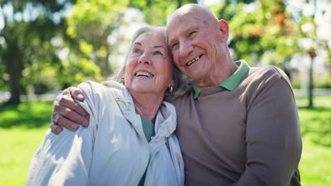 Senior,-Paar-Und-Kuss-Oder-Gespräch-Im-Park