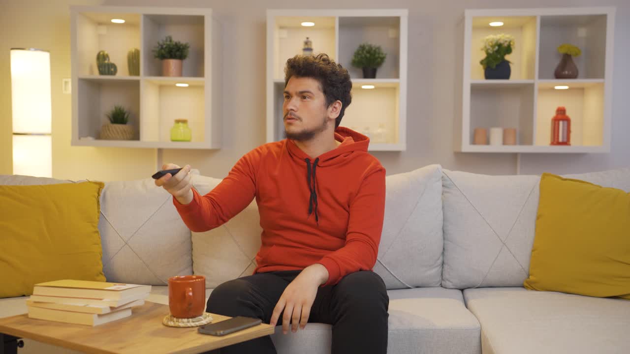 el hombre que se enoja por lo que ve en la televisión.