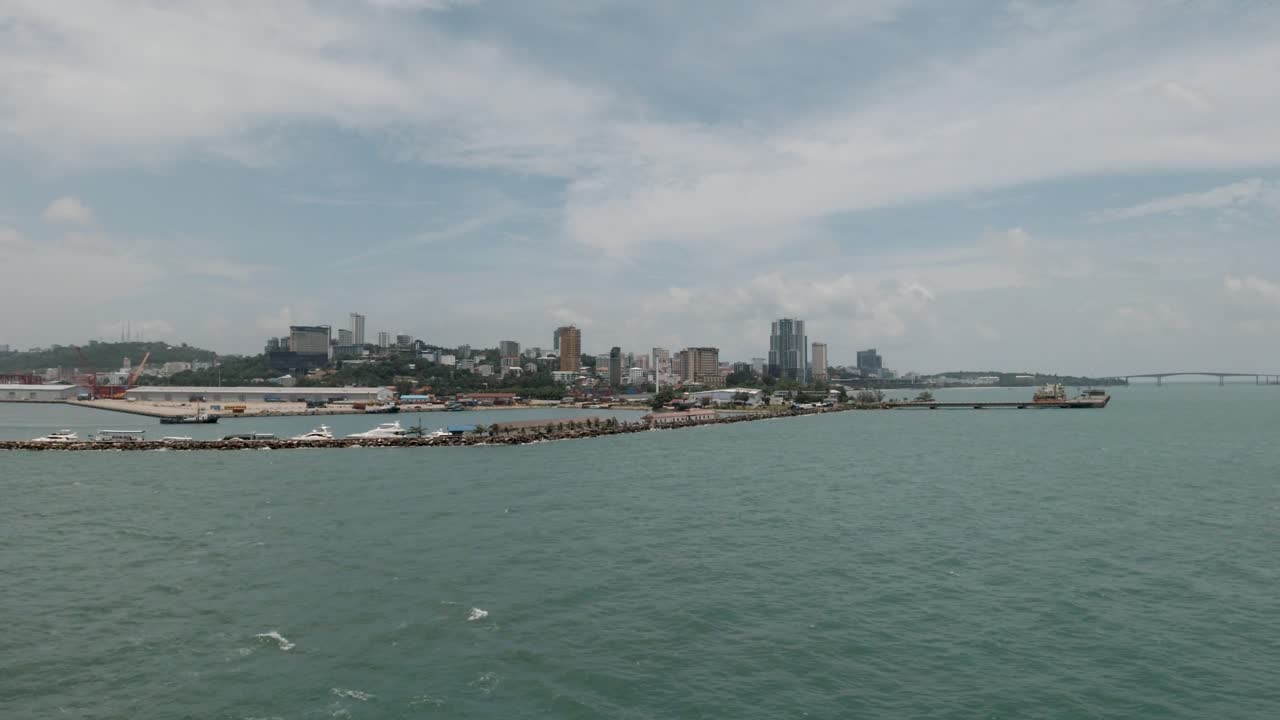 Panoramica della città di Sihanoukville dall'oceano in una splendida giornata estiva