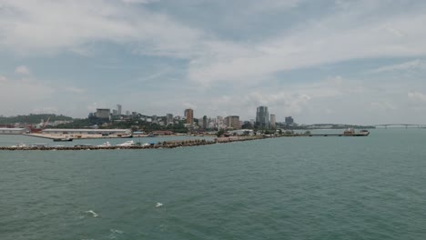 Malerische-Aussicht-Auf-Die-Stadt-Sihanoukville-Vom-Meer-Aus-An-Einem-Schönen-Sommertag