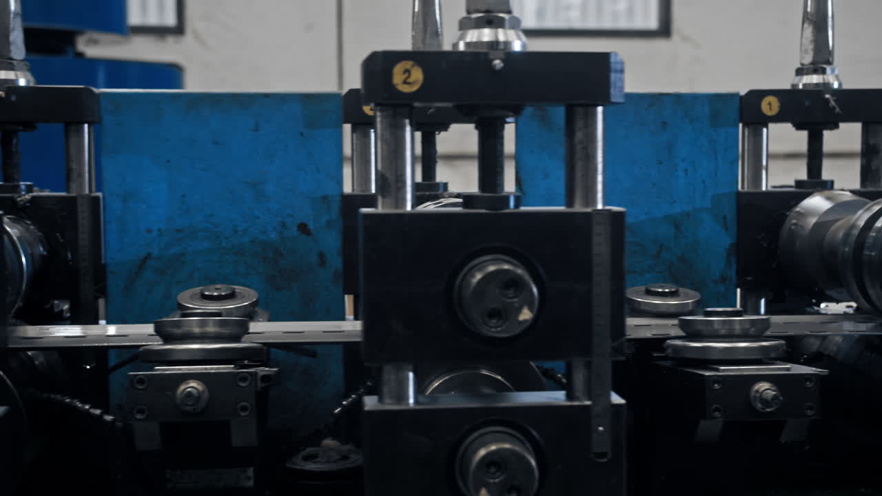 In the factory, a conveyor belt transports aluminum panels for the manufacturing of high-tech goods