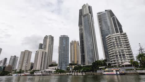 rascacielos y edificios junto al agua