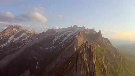 Un-Dron-Volando-Hacia-Atrás-Sobre-Una-Montaña