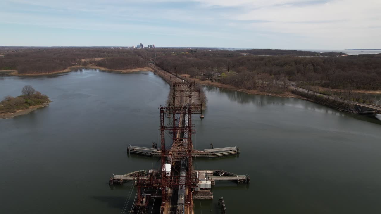 una vista aérea sobre un tren que viaja en el bronx en nueva york en el puente ferroviario de pelham bay en una mañana soleada