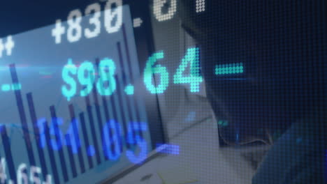 procesamiento de datos del mercado de valores contra un hombre caucásico que usa una computadora portátil en la oficina