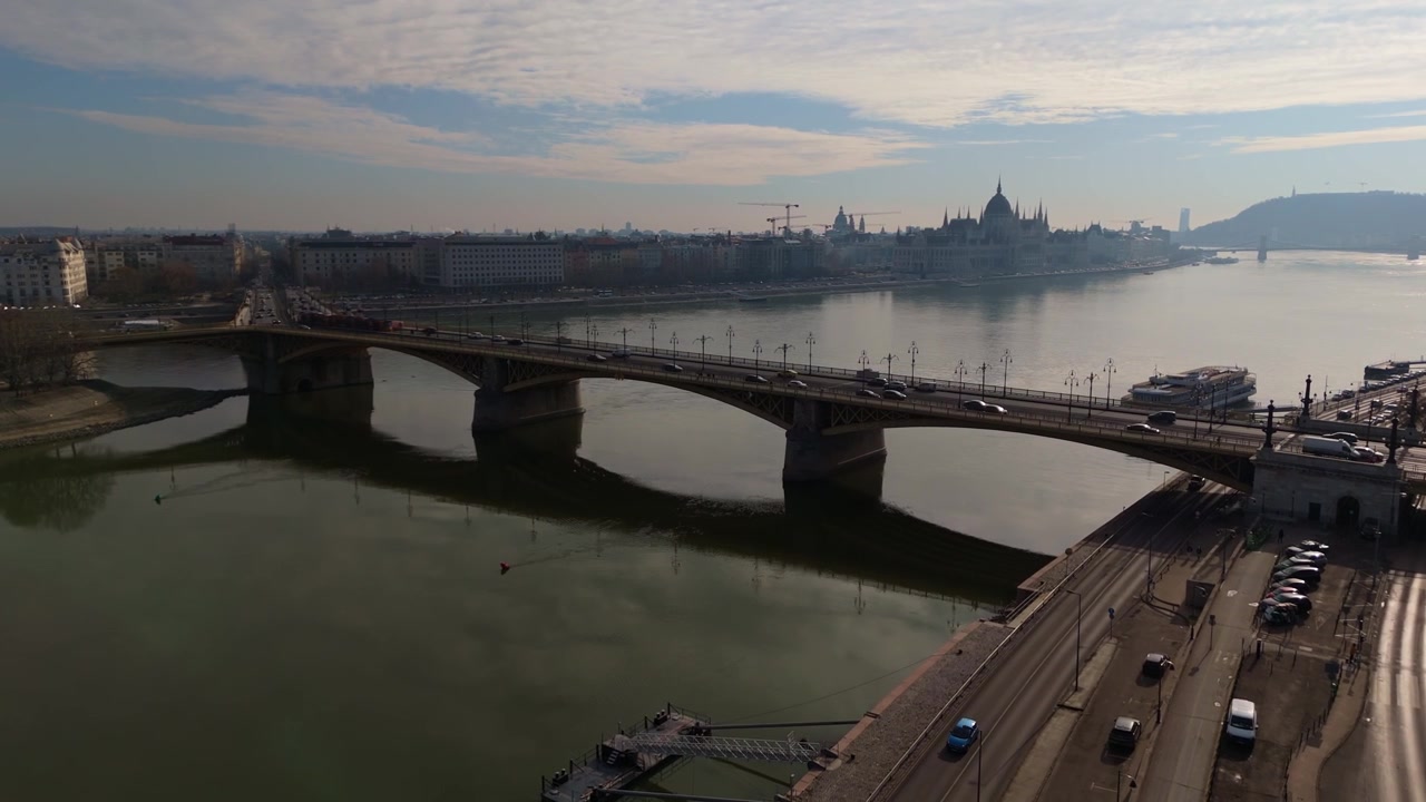 Ripresa aerea con drone in avvicinamento del Parlamento ungherese, del Ponte Margherita e del fiume Danubio durante il giorno a Budapest, Ungheria