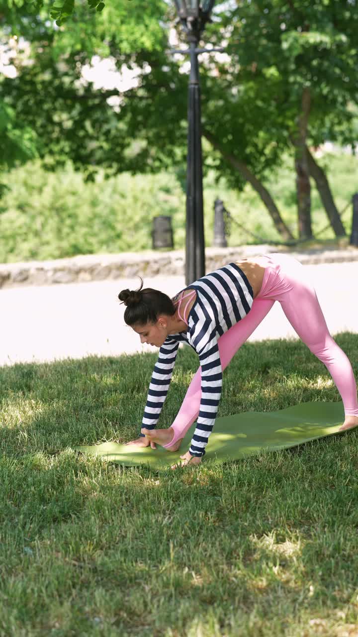mujer practicando yoga en un parque