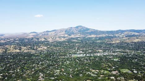 Vista-Aérea-De-La-Ciudad-De-Mt-Diablo-Y-Danville-Tomada-Del-Desierto-Regional-De-Las-Trampas