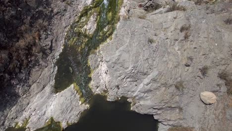 Toma-Aérea-De-Arriba-Hacia-Abajo-De-Las-Cataratas-Del-Paraíso,-Vista-Panorámica-De-La-Cascada-Del-Agua-Cayendo