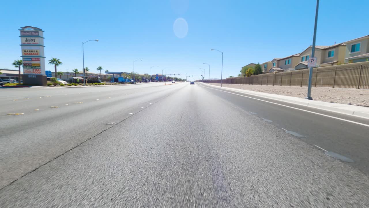 도로를 따라 운전하는 자동차